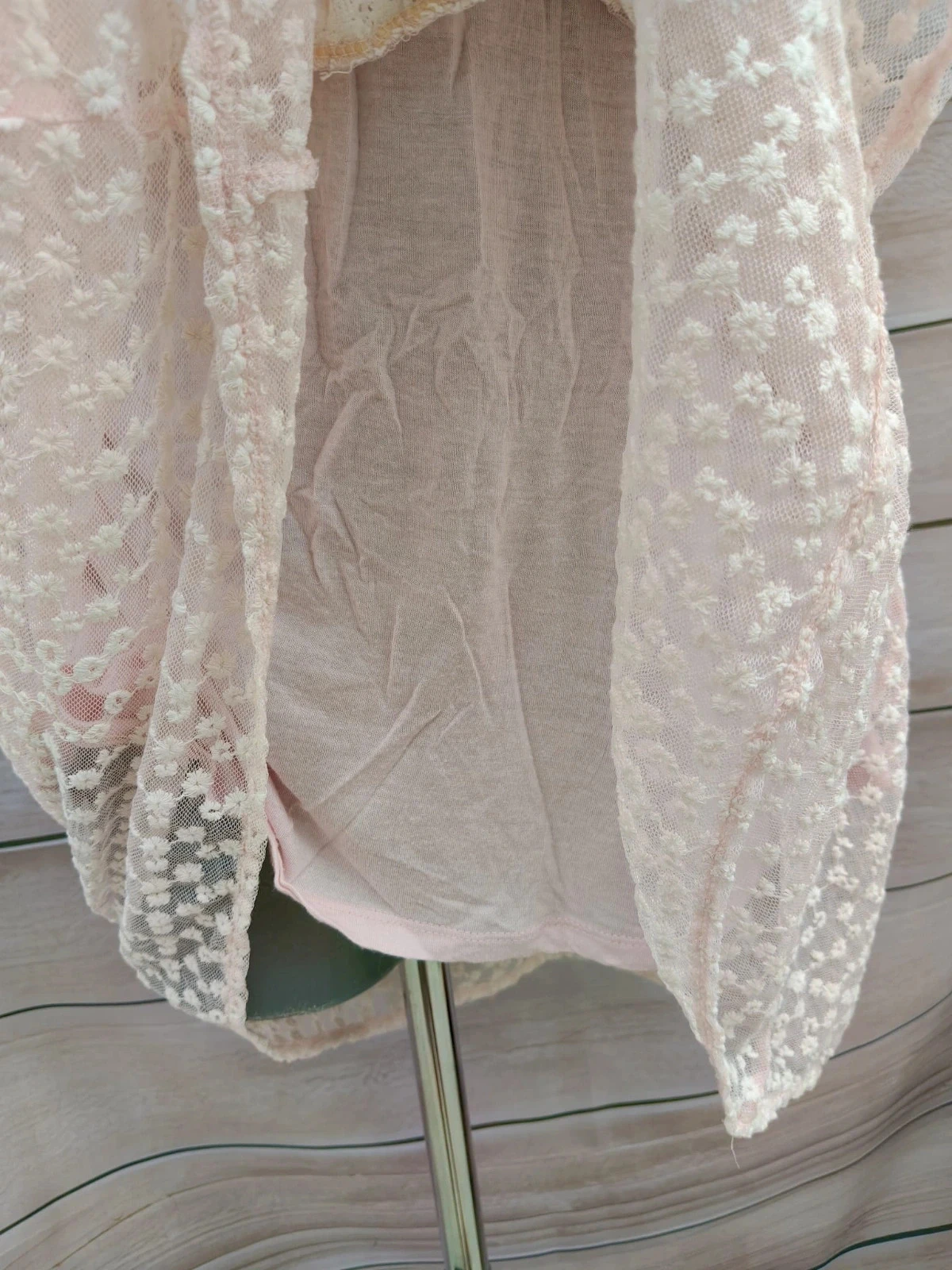 Vestido rosa em pó de renda e tule com flores bordadas – Tamanho S/M – photo 5